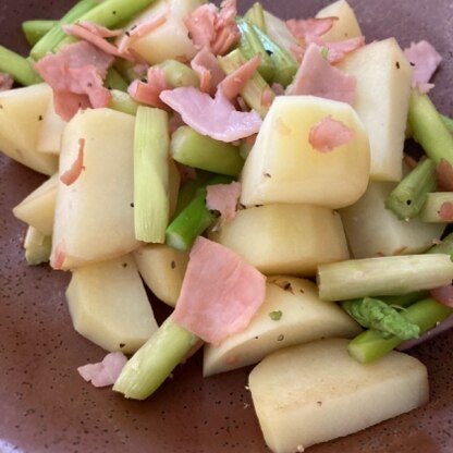 ハムの賞味期限が厳しかったので、ベーコンから差し替えました(^O^;)
塩コショウをしていただきます！